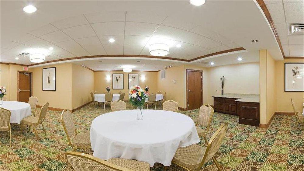 Holiday Inn Express & Suites Fredericksburg By Ihg Bagian luar foto
