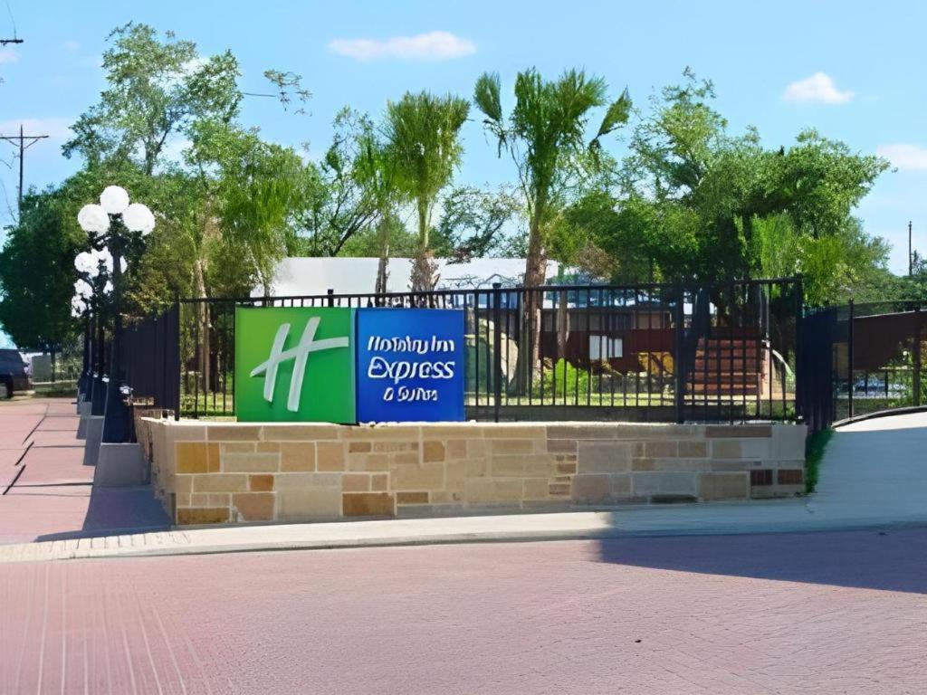 Holiday Inn Express & Suites Fredericksburg By Ihg Bagian luar foto
