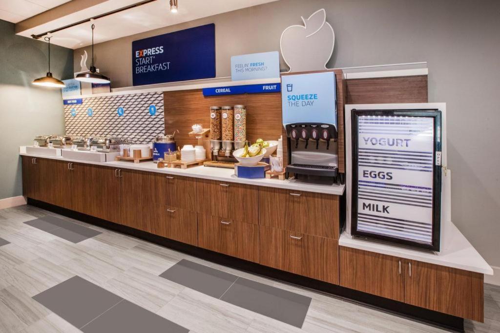 Holiday Inn Express & Suites Fredericksburg By Ihg Bagian luar foto