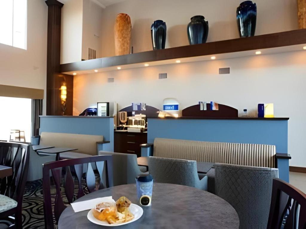 Holiday Inn Express & Suites Fredericksburg By Ihg Bagian luar foto