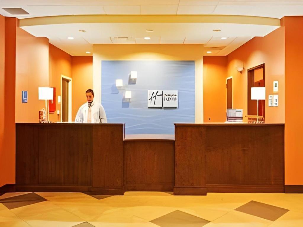 Holiday Inn Express & Suites Fredericksburg By Ihg Bagian luar foto