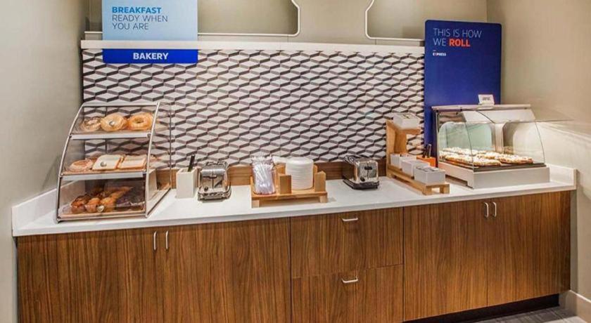 Holiday Inn Express & Suites Fredericksburg By Ihg Bagian luar foto