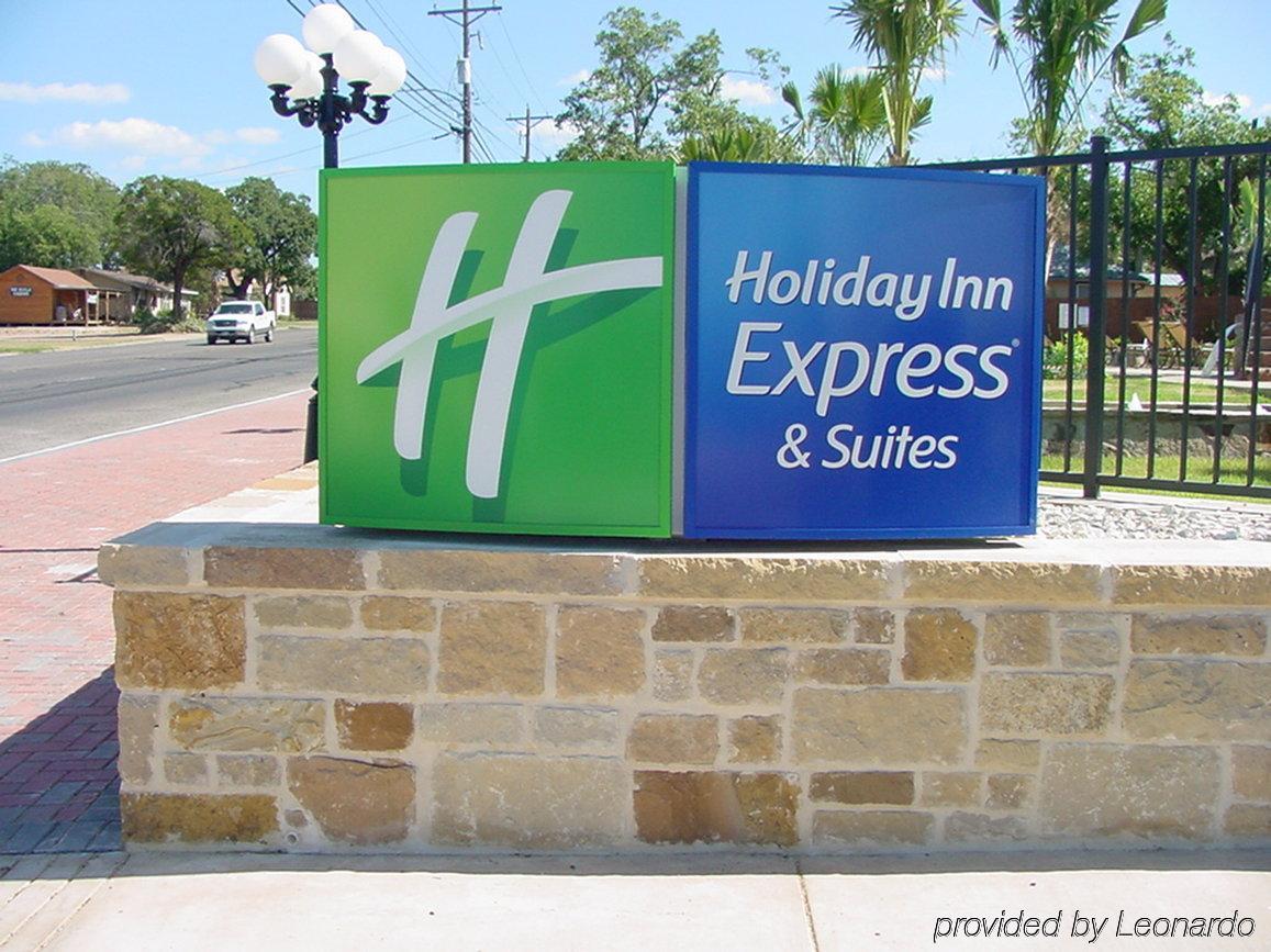 Holiday Inn Express & Suites Fredericksburg By Ihg Bagian luar foto