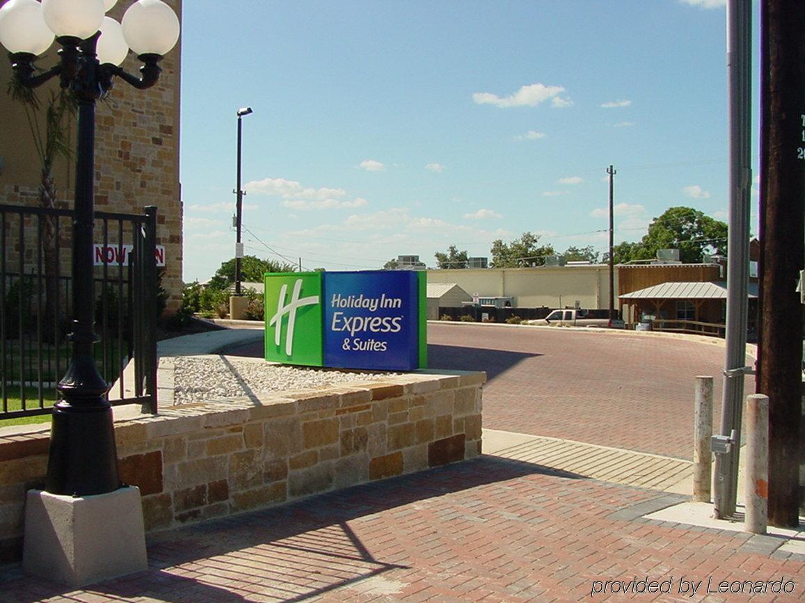 Holiday Inn Express & Suites Fredericksburg By Ihg Bagian luar foto